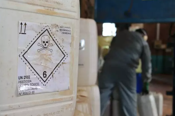 Imagem de compartilhamento para o artigo Fazendeiro investigado por descarte de agrotóxicos terá que apresentar defesa junto ao Iagro em Chapadão do Sul da MS Todo dia